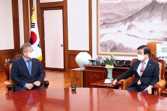 NSP통신-이상민 신임 행정안전부 장관(좌)이 박병석 국회의장(우)을 예방하고 있다. (국회 공보실)