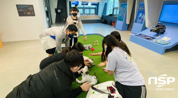 NSP통신-경상북도교육청은 가정의 달을 맞이해 오는 21일 경상북도교육청 남부메이커교육센터(이하 남부메이커교육센터)에서 메이커교육 가족 문화 확산을 위해 가족과 함께하는 메이커교실을 운영한다고 밝혔다. (경상북도교육청)