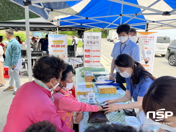 NSP통신-경상북도는 19일 울진 죽변 화성3리 마을에서 이장을 비롯한 주민 30여 명이 참석한 가운데 2022 달리는 예술트럭 아르뜨(ART) & 찾아가는 미술관을 개최했다. (경상북도)