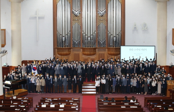 NSP통신-계명대가 창립123주년 기념식을 성서캠퍼스 아담스채프에서 개최하고 참석자들이 함께 기념촬영을 하고 있다. (계명대학교)