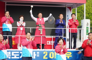 [NSP PHOTO]이철우 경북도지사 후보,  첫날부터 5개 시·군 330km이동 강행군