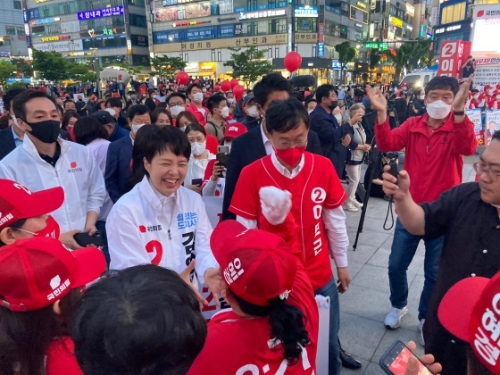 NSP통신-20일 경기 안산을 방문한 김은혜 국민의힘 도지사 후보와 이민근 안산시장 후보는 이날 오후 안산시 고잔동 문화광장에서 당원 및 지지자들로 부터 환호를 받고 있다. (이민근 안산시장 후보 캠프)