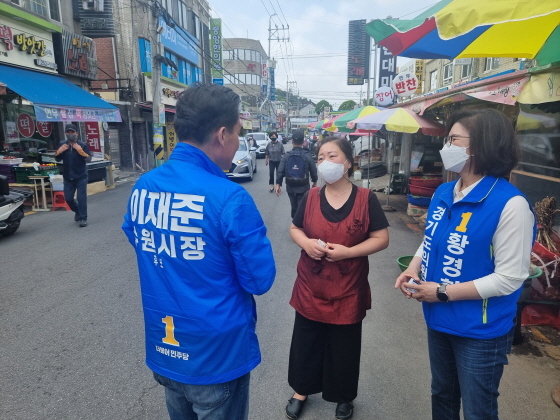 NSP통신-21일 이재준 수원시장 후보(왼쪽)가 장안구 지역 전통시장에서 시민과 대화를 하는 모습. (이재준선거사무소)