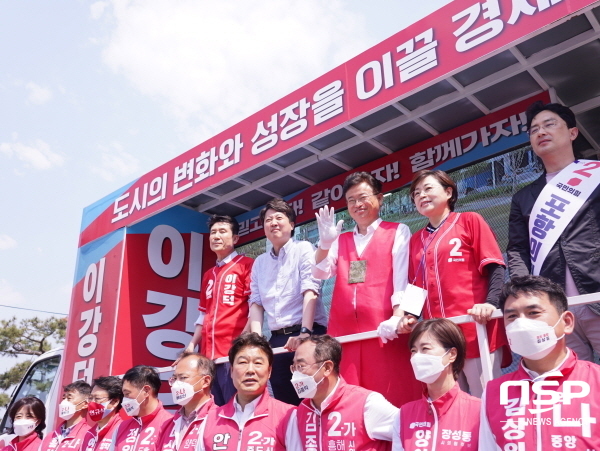 NSP통신-이철우 경북도지사 후보(가운데)가 이강덕 포항시장(맨왼쪽), 이준석 당대표(왼쪽 두번째), 김정재 경북도당위원장, 김병욱 국회의원과 함께 포항지역 지원 유세를 하고 있다. (이철우 후보 선거사무소)