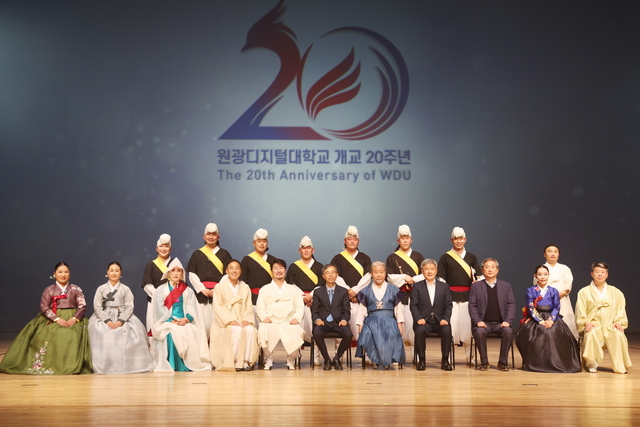 NSP통신-김덕수 사물놀이 대공연 단체 기념촬영 모습. (원광디지털대학교)