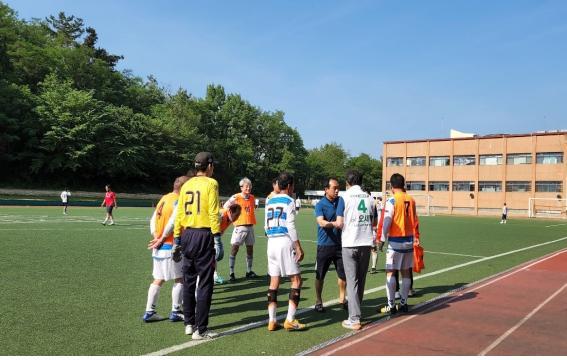 NSP통신-오세혁 무소속 경산시장 시민후보가 주말인 일요일 생활체육으로 축구를 즐기고 있는 팀을 찾아 지지를 호소하고 있다. (오세혁 후보 선거사무소)