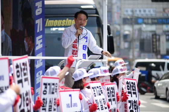 NSP통신-임태희 경기도교육감 후보가 경기 광주에서 선거 유세를 하고 있다. (임태희선거사무소)