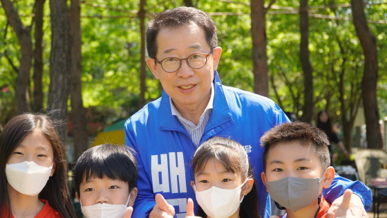 NSP통신-배국환 더불어민주당 성남시장 후보가 아이들과 함께 사진촬영을 하고 있다. (배국환 선거캠프)