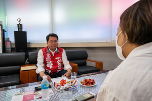 [NSP PHOTO]신경호 강원교육감 후보 백신접종 후 사망한 고3 학부모 면담