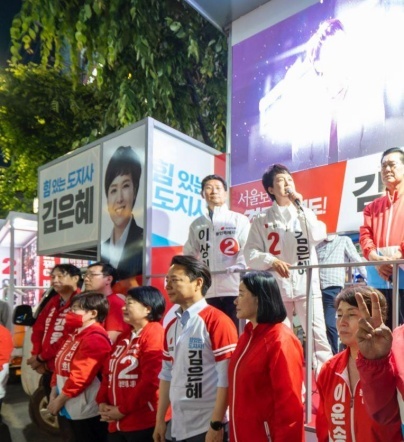 NSP통신-24일 오후 용인시 수지구청 사거리에서 김은혜 국민의힘 경기도지사 후보가 이상일 용인시장 후보와의 합동유세에서 지지를 호소하고 있다. (이상일 용인특례시장 후보 캠프)