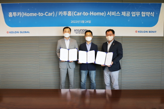 NSP통신-하춘식 코오롱글로벌 상무(왼쪽), 권해영 현대기아차 상무(왼쪽 두 번째), 안진수 코오롱베니트 상무(왼쪽 세 번째)가 홈투카(Home to Car)‧카투홈(Car to Home) 서비스 협약을 맺고 기념 촬영을 하고 있다. (코오롱글로벌)