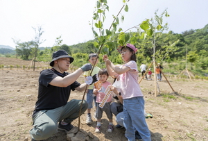 [NSP PHOTO]이마트, 내일의 숲 조성…숲 가꾸기 나서