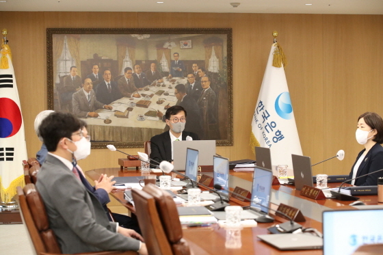 NSP통신-이창용 한국은행 총재가 26일 오전 서울 중구 한국은행에서 열린 금융통화위원회 본회의에서 회의를 주재하고 있다. (한국은행)