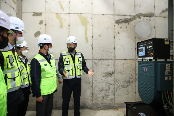 NSP통신-김현준 LH 사장(왼쪽 다섯 번째)등 관계자들이 북인천 지하차도 기계실 배수펌프를 점검하고 있다. (LH)