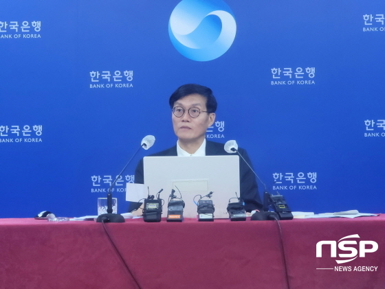 NSP통신-이창용 한국은행 총재가 26일 기자간담회에서 기자들의 질문에 답변하고 있다. (강수인 기자)