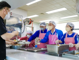 [NSP PHOTO]이재준 수원시장 후보, 바쁜 일정 속 어르신 점심배식 봉사