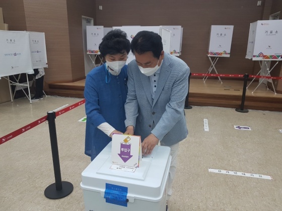 NSP통신-27일 오전 기흥구 신갈동 행정복지센터에서 백군기 민주당 용인특례시장 후보와 부인 손숙자씨가 투표용지를 투표함에 넣고 있다. (백군기 용인특례시장 후보 캠프)