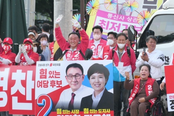 NSP통신-이영찬 국민의힘 안성시장 후보가 안성여고 앞 사거리에서 국민의힘 국회의원들과 함께 거리유세를 하고 있다. (이영찬 안성시장 후보 캠프)