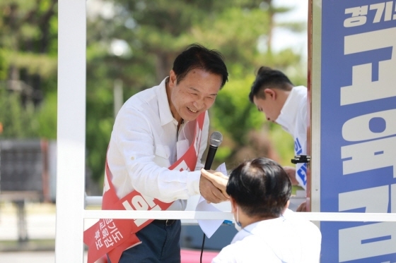 NSP통신-임태희 경기도교육감 후보가 시민과 악수를 하고 있다. (임태희선거사무소)