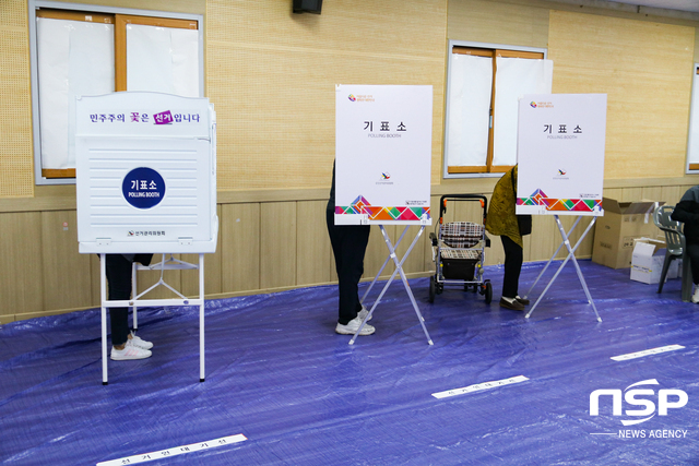 NSP통신-1일 오전 7시 구운초등학교에 마련된 구운동 제2투표소에서 시민들이 투표를 하고 있다. (조현철 기자)