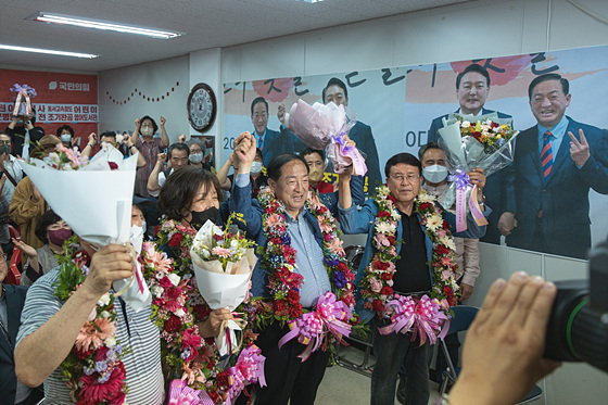 NSP통신-이병선 속초시장 후보가 당선이 확실시 되면서 지지자들과 함께 환호하고 있다. (이병선 선거캠프)