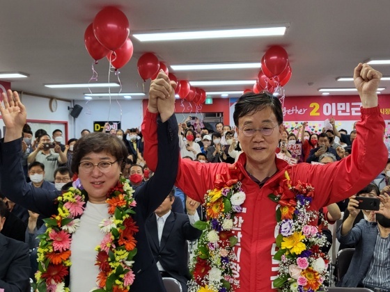 NSP통신-이민근 안산시장 당선인이 당선을 기뻐하며 배우자와 함께 당선축하 기념촬영을 하고 있다. (이민근 안산시장 당선인 캠프)