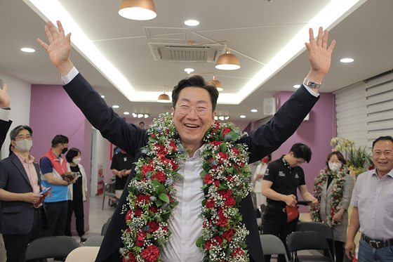 NSP통신-원강수 원주시장 후보가 당선이 확실시 되면서 지지자들과 환호하고 있다. (원강수 선거캠프)