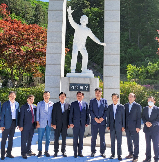 NSP통신-신경호 강원도교육감 당선인이 당선 후 첫 행선지로 이승복기념관을 찾아 참배한 가운데 기념관앞에서 관계자들과 기념촬영을 하고 있다. (신경호 선거캠프)