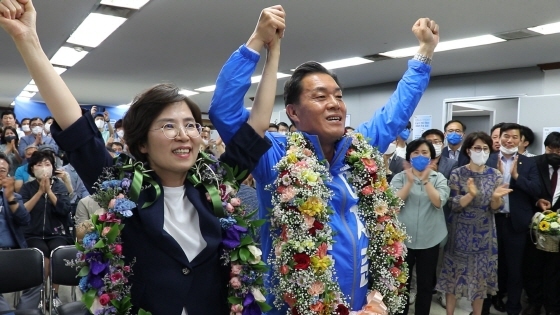 NSP통신-이재준 수원시장 당선인(오른쪽)이 당선이 확정된 후 지지자들에게 환호하고 있다. (이재준선거사무소)