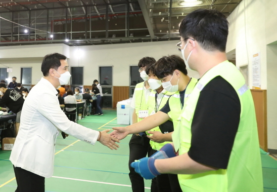 -1일 서철모 화성시장이 선거종사원들을 격려하는 모습. (화성시)