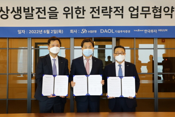 NSP통신-왼쪽부터 이창근 다올투자증권 대표, 김진균 수협은행 은행장, 이국형 한국투자부동산신탁 대표가 기념촬영을 하고 있다. (Sh수협은행)