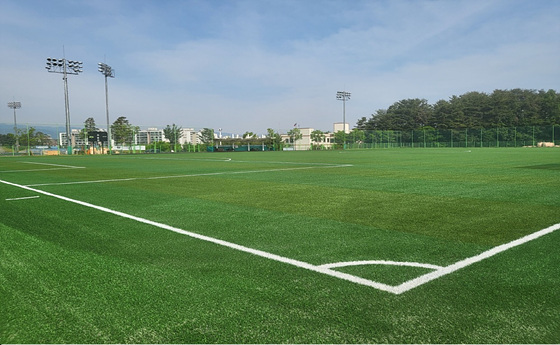 NSP통신-7일 인조잔디교체 및 트랙보수공사가 완료되는 강남축구공원. (강릉시)