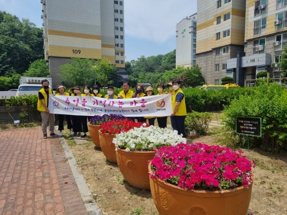 NSP통신-치매안심마을에 조성된 나눔꽃밭. (안양시)