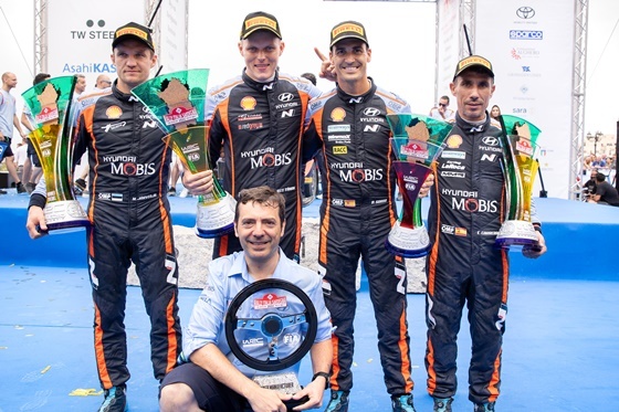 NSP통신-이탈리아에서 열린 2022 WRC 5차 대회에서 수상자들이 기념촬영 하고 있는 모습. (뒷줄 왼쪽부터 우승을 차지한 현대 월드랠리팀 보조 드라이버 마틴 야르베오야(Martin Järveoja), 드라이버 오트 타낙(Ott Tänak), 3위를 차지한 드라이버 다니 소르도(Dani Sordo), 보조 드라이버 칸디도 카레라(Candido Carrera)) (현대차)