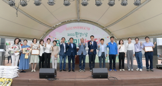 NSP통신-4일 오산시민 한마당 축제에서 곽상욱 오산시장(왼쪽 아홉번째), 이권재 오산시장 당선인(왼쪽 여덟번째), 장인수 오산시의회 의장(왼쪽 열번째) 및 참석자들이 기념촬영을 하는 모습. (오산시)