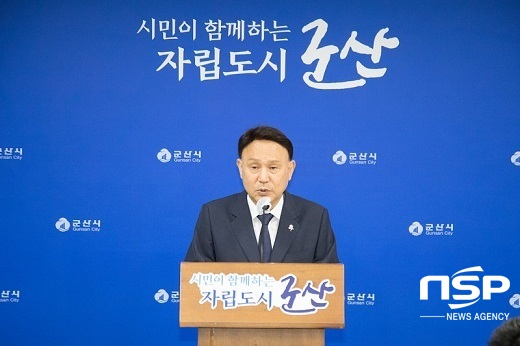 NSP통신-7일 강임준 군산시장이 시청 브리핑룸에서 민선8기 당선소감을 밝히고 있다.