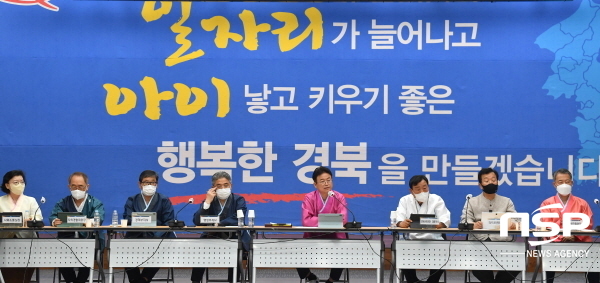 NSP통신-경상북도는 단오날인 지난 3일에 이어 7일 확대간부회의에서 실국장을 비롯한 출자·출연기관장들이 한복을 입고 회의를 진행했다. (경상북도)