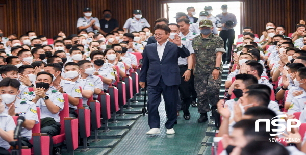 NSP통신-이철우 경상북도지사는 8일 영천 육군3사관학교 충성강당에서 1000여 명의 대한민국 사관생도들을 대상으로 대한민국 청년장교, 역사를 돌아보며 미래의 길을 열자라는 주제로 특강을 진행했다. (경상북도)