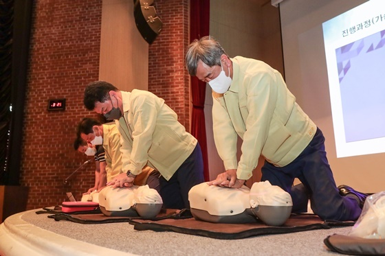 NSP통신-응급구조 실습 중인 한국마사회 정기환 회장 및 임원진 (한국마사회)