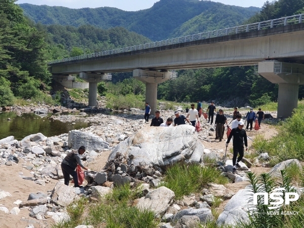 NSP통신-영양군에서는 제27회 환경의 날(6월 5일)을 맞아 지역 주민 및 환경보전과 직원 등 50여 명이 참석한 가운데 하나뿐인 지구(Only One Earth)라는 주제로 10일 수비면 수하리 생태경관보전지역 일원에서 환경의 날 기념행사를 개최했다. (영양군)