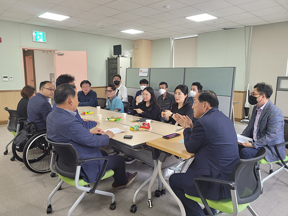 NSP통신-이병선 속초시장 당선인이 인수위를 방문한 장애인단체와 현안 문제를 논의하고 있다. (이병선 인수위원회)