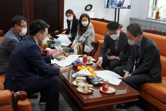 NSP통신-지난달 26일 김남국 국회의원이 국토부를 방문해 주택정책관과 면담하고 있는 모습. (의원실)