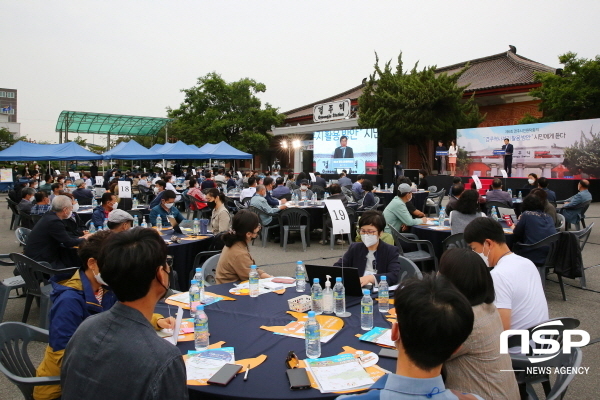 NSP통신-경주시는 지난 10일 경주역 광장에서 경주역사부지 활용 방안, 시민에게 듣다는 주제로 제6회 경주시민원탁회의를 개최했다. (경주시)