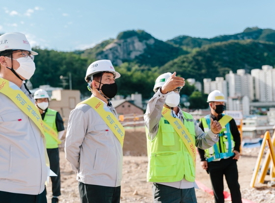NSP통신-정익희 HDC현대산업개발 CSO(왼쪽 두 번째)와 관계자들이 홍은13구역 재건축 현장을 방문해 안전 점검을 시행하고 있다. (HDC현대산업개발)