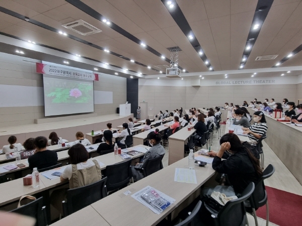 NSP통신-대구과학대학교 평생교육원에서 지난 13일 개강한 2022년 대구시 보육교직원 보수교육 과정에서 유아교육과 안정희 교수가 교육생들에게 프로그램을 소개하고 있다. (대구과학대학교)