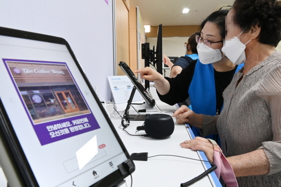 NSP통신-수원시 디지털체험존에서 노인들이 태블릿 이용법을 배우고 있다. (수원시)