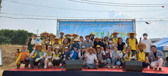 NSP통신-지난 12일 열린 오산시 초평동 초평습지 청보리축제에서 참석자들이 기념촬영을 하는 모습. (오산시)