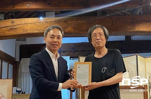 [NSP PHOTO]전주시, 이준동 전주국제영화제 집행위원장에 감사패