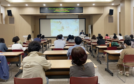 NSP통신-8일 선경도서관 강당에서 열린 도서관 학교에서 강의가 진행되고 있는 모습. (수원시)