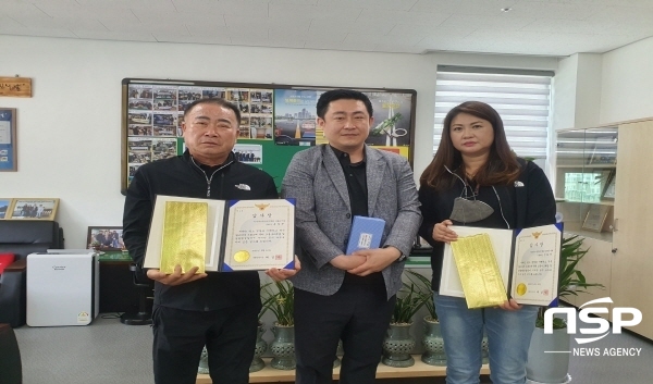 NSP통신-한국교통장애인협회 봉화군지회 윤일규 지회장과 신화정 기획팀장이 지난 10일 봉화경찰서 채경덕 서장으로부터 교통사고예방 및 경찰행정발전에 기여한 공로로 감사장을 받았다. (한국교통장애인협회 봉화군지회)